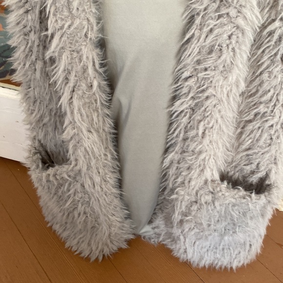 Ashley by 26 Faux Fur Vest - Picture 5 of 6